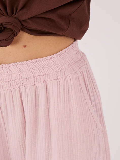 Jasnoróżowe muślinowe spodnie palazzo