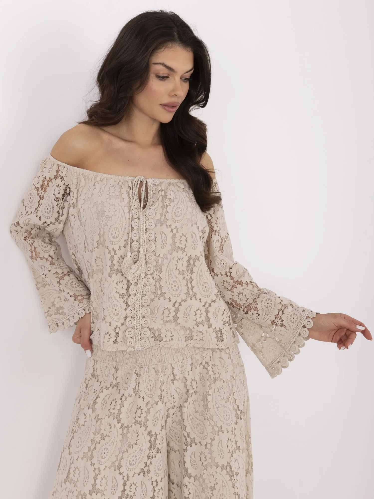 Beige Spitzenbluse im Spanischen Stil mit Bindung.