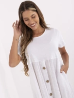 Biała letnia sukienka z ozdobnymi guzikami