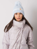 Hellblaue Mütze mit Bommel.