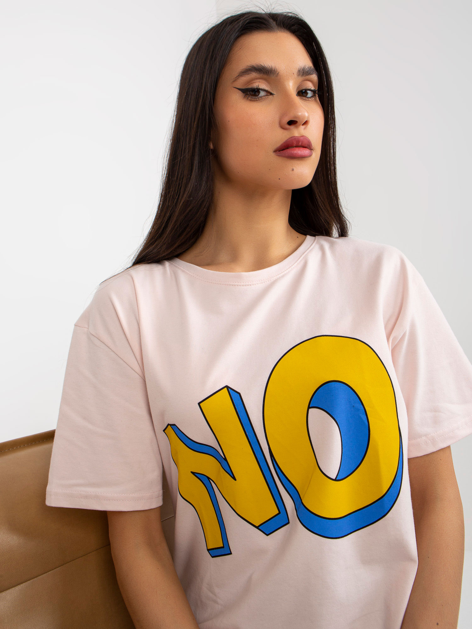 Jasnoróżowy bawełniany t-shirt z nadrukiem