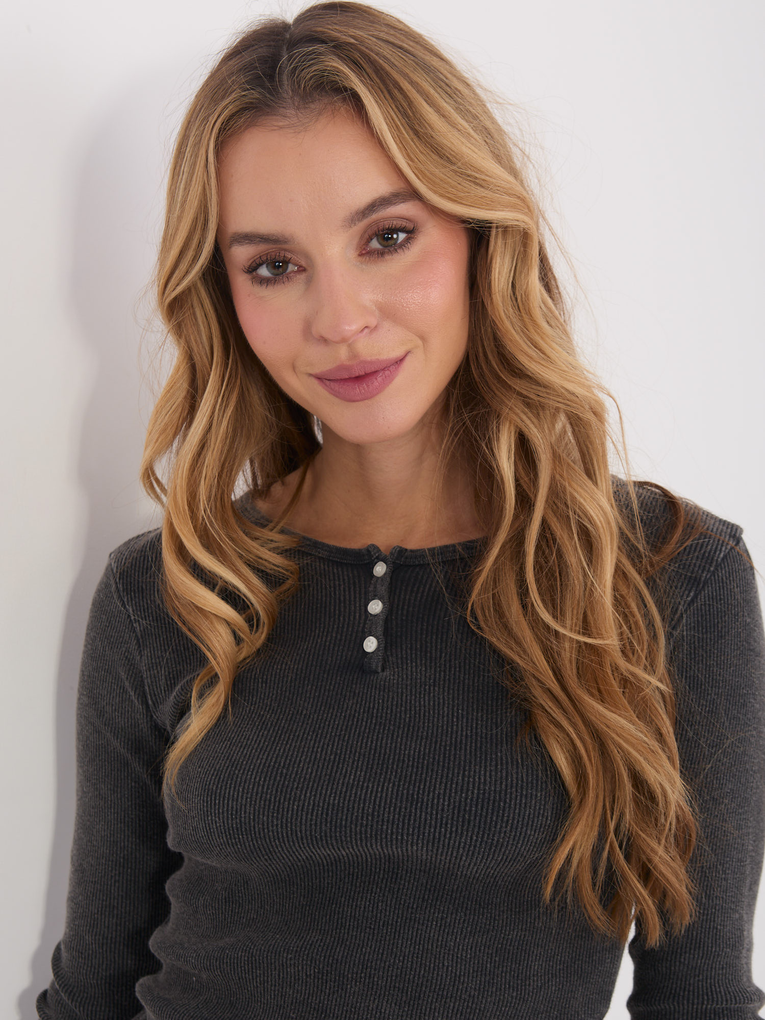 Grafitová dámská basic blůza v pruhu.
