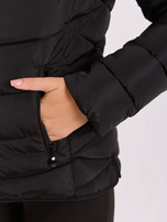 Hurt schwarze gesteppte Übergangsjacke mit Fell an der Kapuze.