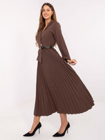Braunes elegantes Kleid mit plissiertem Saum.