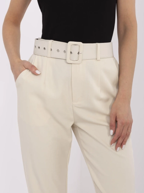 Jasnobeżowe eleganckie spodnie z paskiem