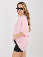 Jasnoróżowa letnia bluzka z zapięciem na guziki