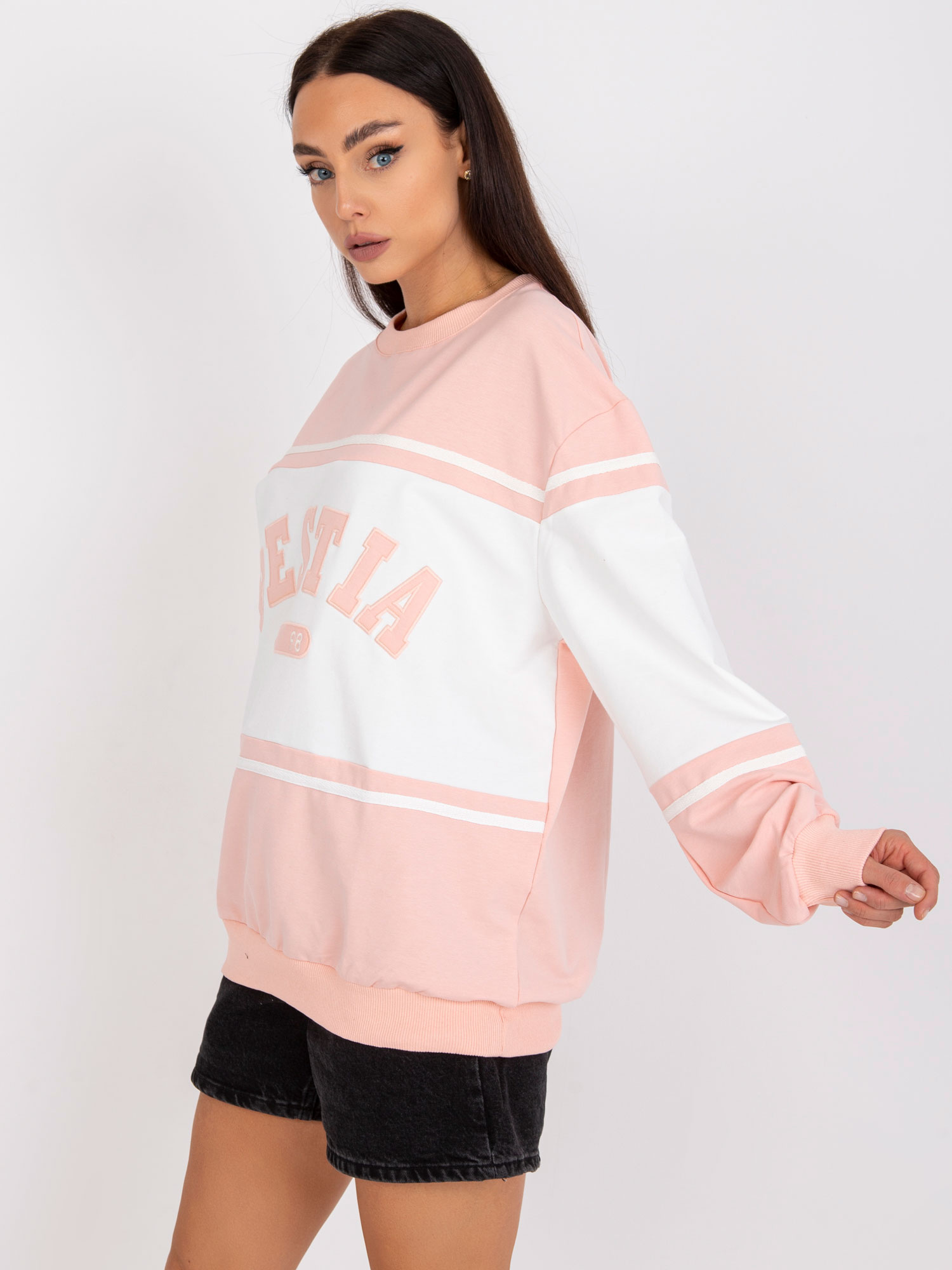 Breskvinasta oversize trenirka bez kapuljače.