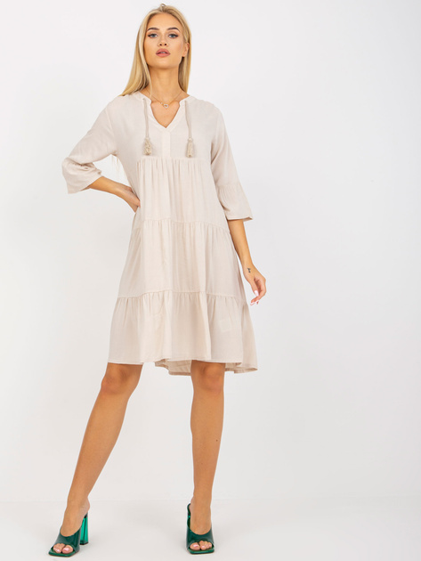 Jasnobeżowa sukienka oversize z falbaną i rękawem 3/4