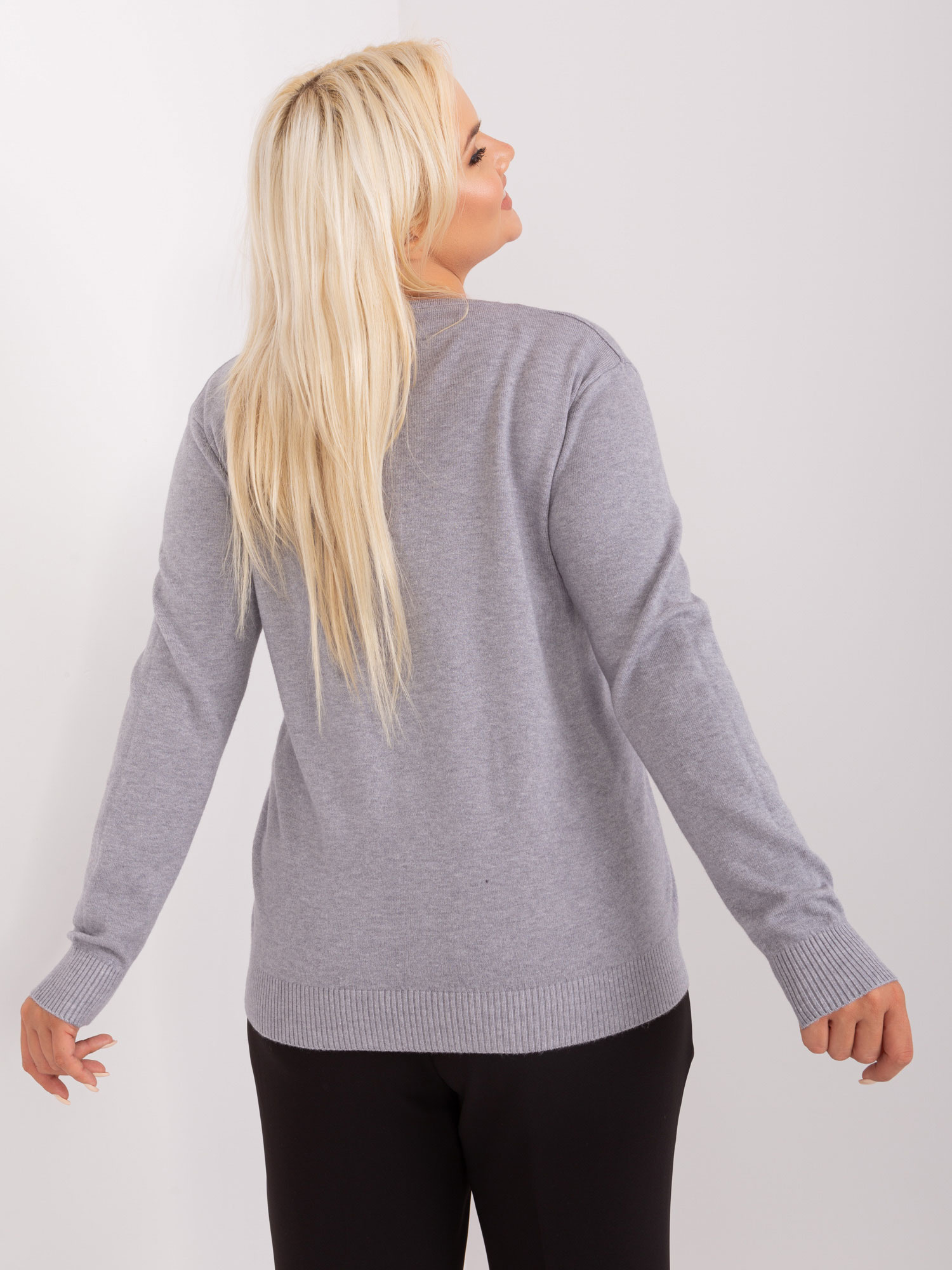 Szary damski sweter plus size z wiskozą
