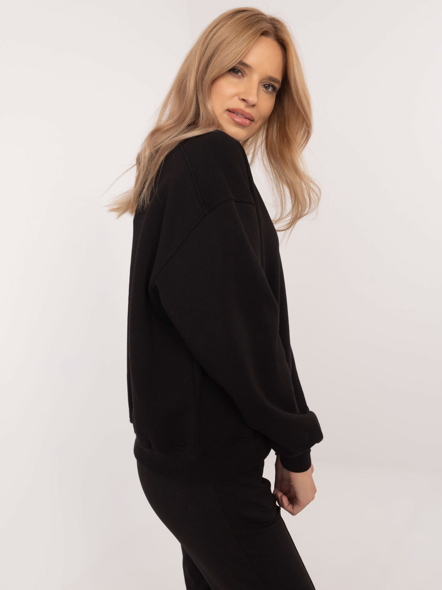 Hurtownia Czarna dresowa bluza basic od kompletu 