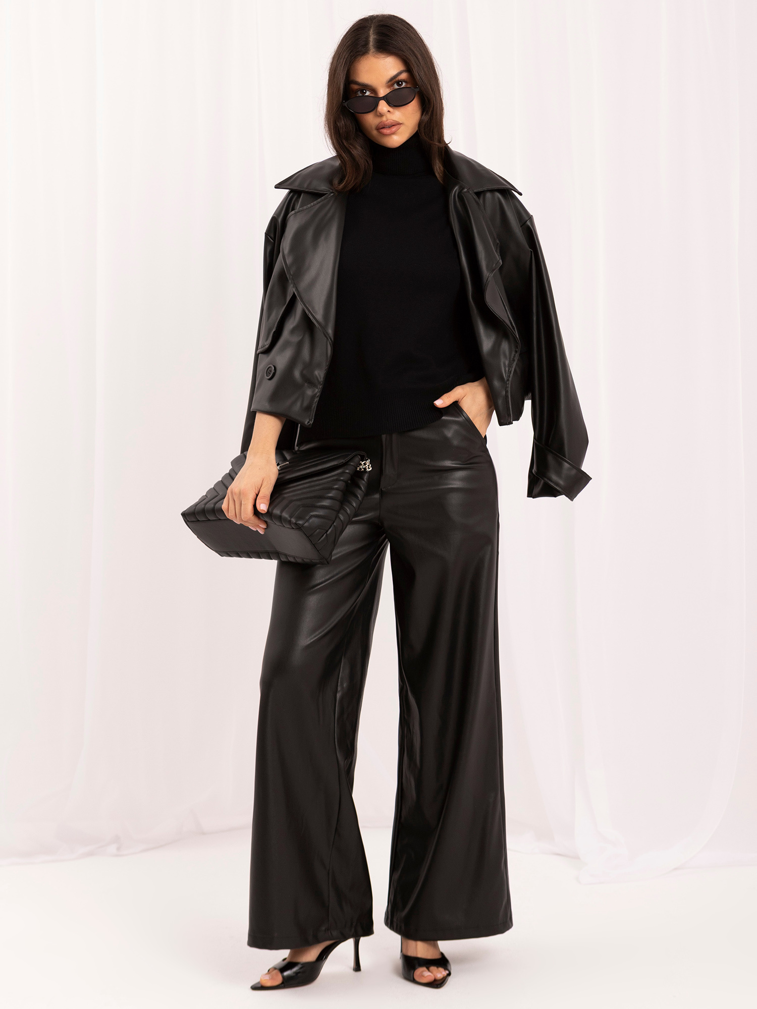 Czarny damski sweter basic z golfem