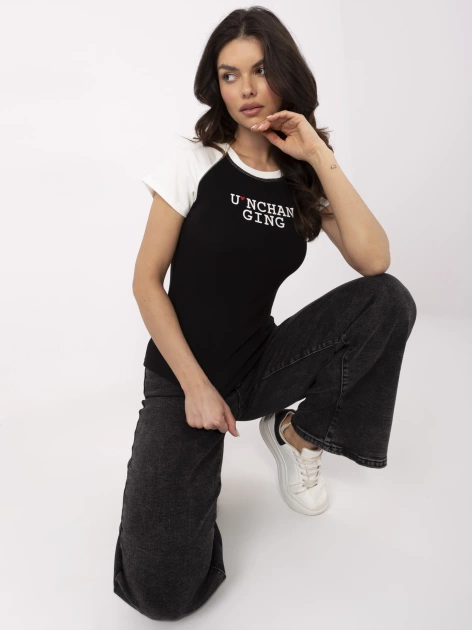 Czarno-ecru damski t-shirt o dopasowanym kroju