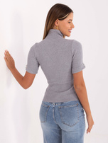 Szary dopasowany sweter z golfem