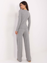 Szary prążkowany sweter z domieszką wiskozy 