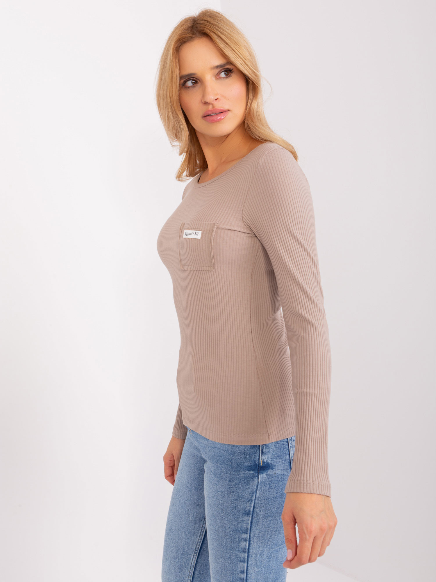 Ciemnobeżowa bluzka longsleeve z kieszonką