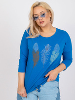 Temno modra majica plus size z aplikacijo in tiskom.