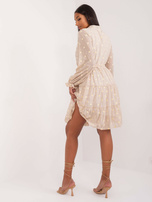 Hurtownia Beżowa sukienka koktajlowa z falbaną