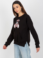 Hurt Czarna dresowa bluza kangurka z aplikacją i misiem 