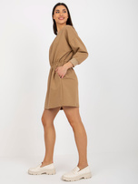 Camelowa mini sukienka dresowa z gumką w pasie