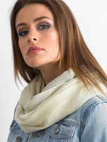 Jasnobeżowy błyszczący komin