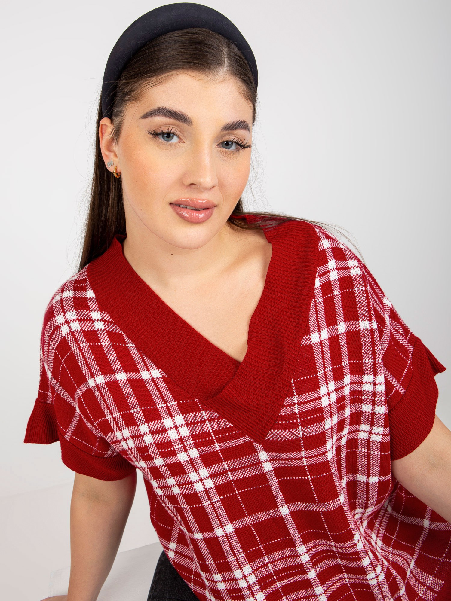 Czerwona dzianinowa kamizelka plus size w kratę