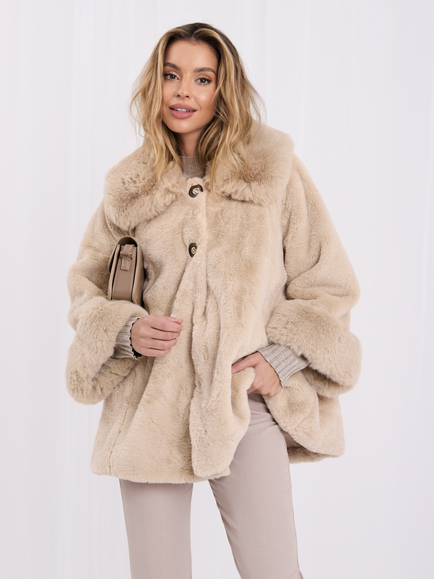 Šviesiai smėlinis ekofutro paltas su mygtukų užsegimu.