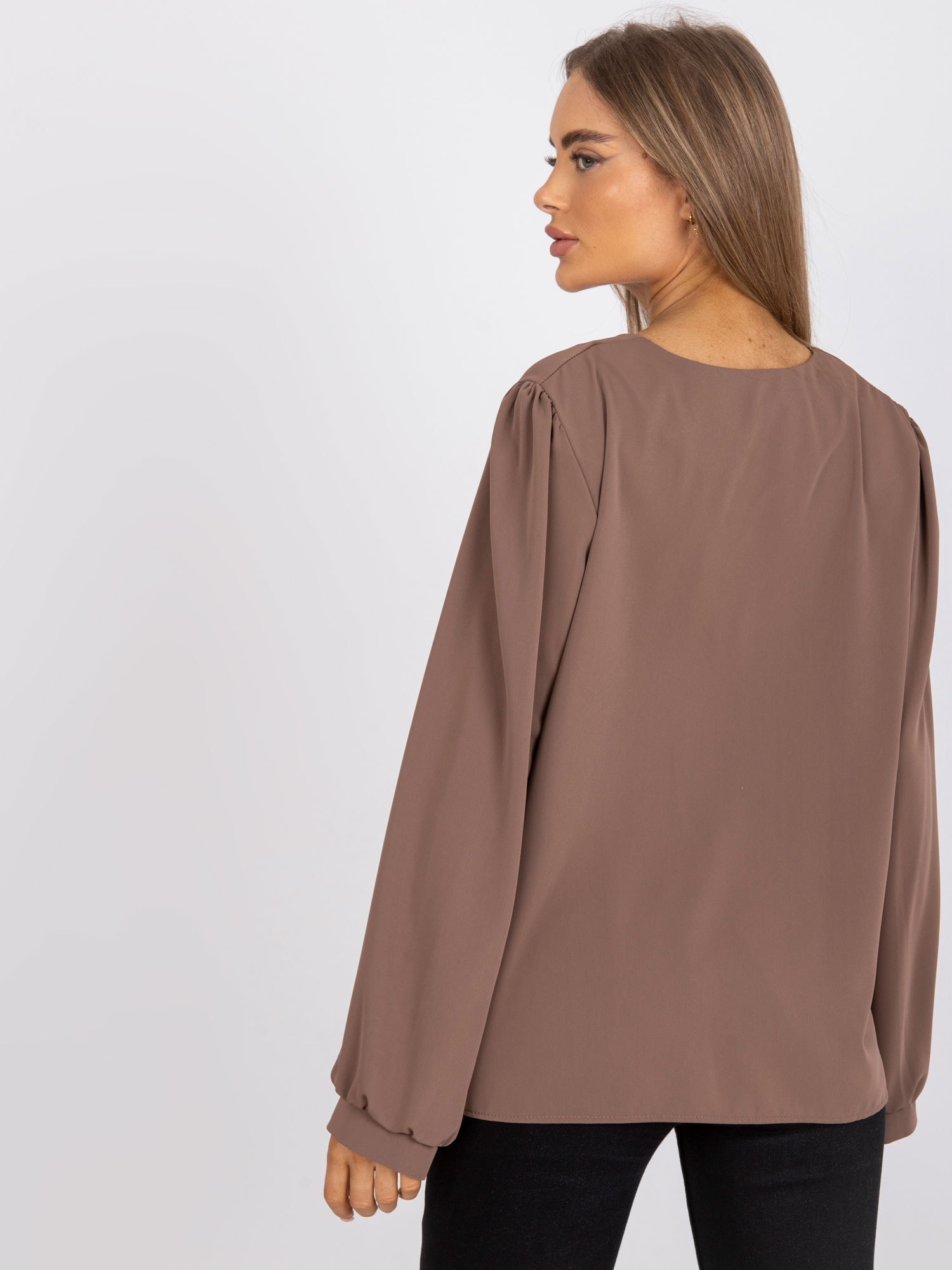 Dunkelbeige Bluse für besondere Anlässe mit lockeren Ärmeln.