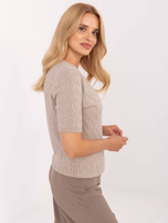 Beige klassischer Pullover mit V-Ausschnitt.