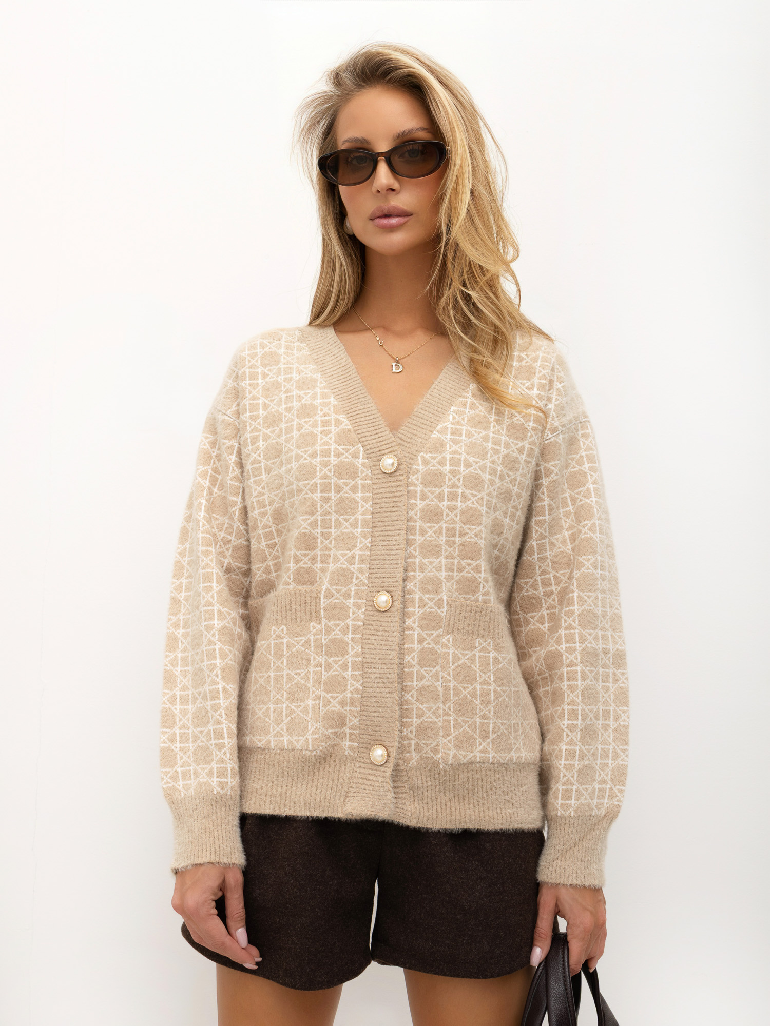 Béžový elegantní cardigan se zdobnými perličkami.