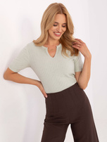 Pistacjowy sweter z ozdobnym łańcuszkiem