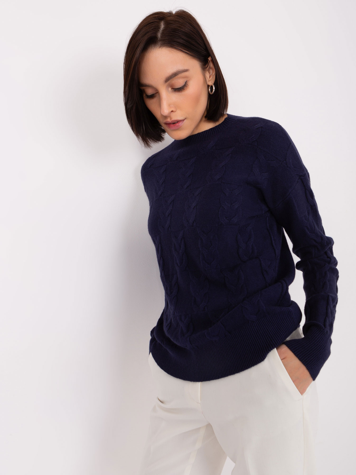 Granatowy sweter z warkoczami o luźnym kroju