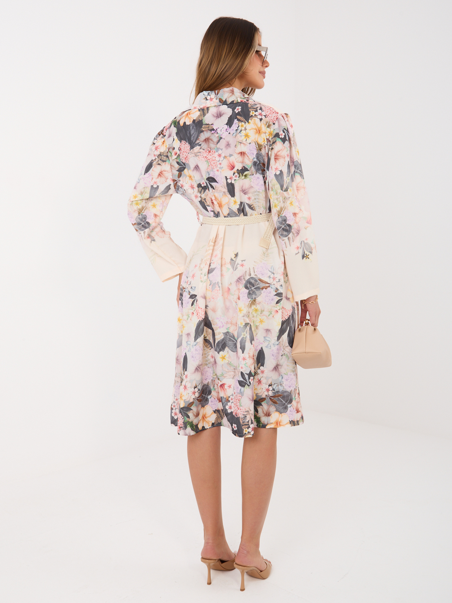 Jasnobeżowa koszulowa sukienka w kwiaty