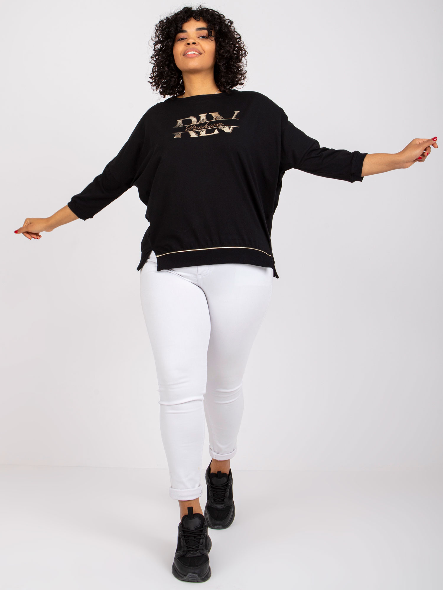 Czarna bluzka plus size z napisem Cordelia