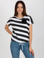 Hurt Biało-czarna damska bluzka w paski z kwiatem 