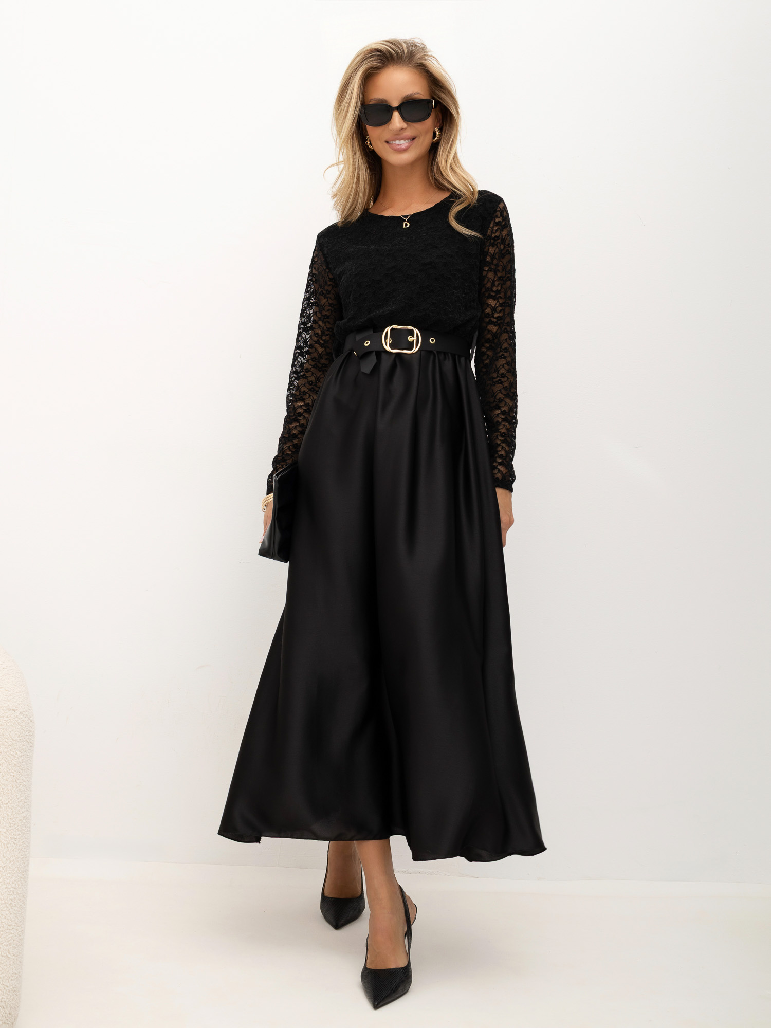 RUE PARIS Schwarzes Abendkleid mit fließendem Saum.