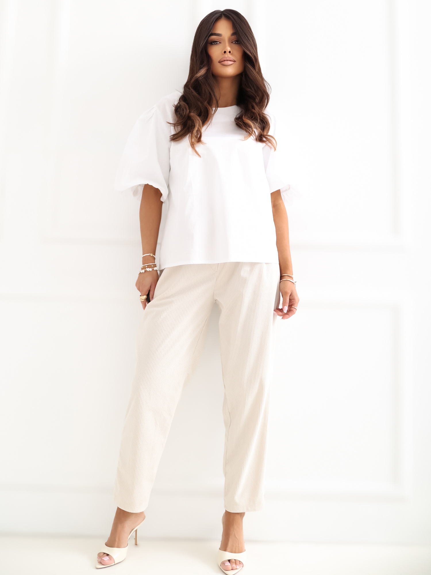 Biała elegancka bluzka z krótkim rękawem