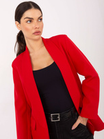 Czerwona marynarka z poduszkami na ramionach