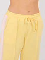 Pastelowy żółty komplet z szerokimi spodniami RUE PARIS