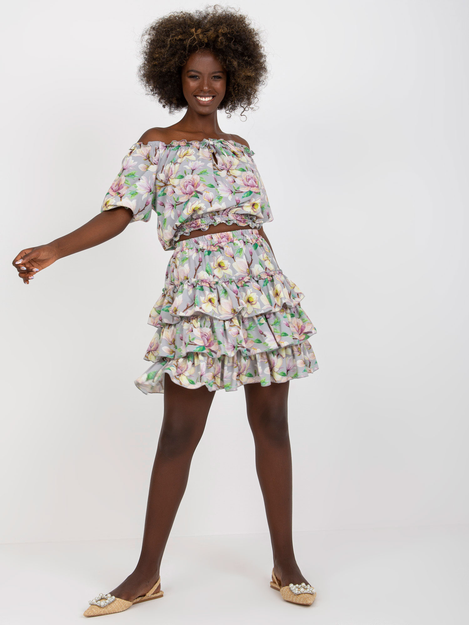 Grau-gelbes Sommerset mit Off-Shoulder-Bluse.