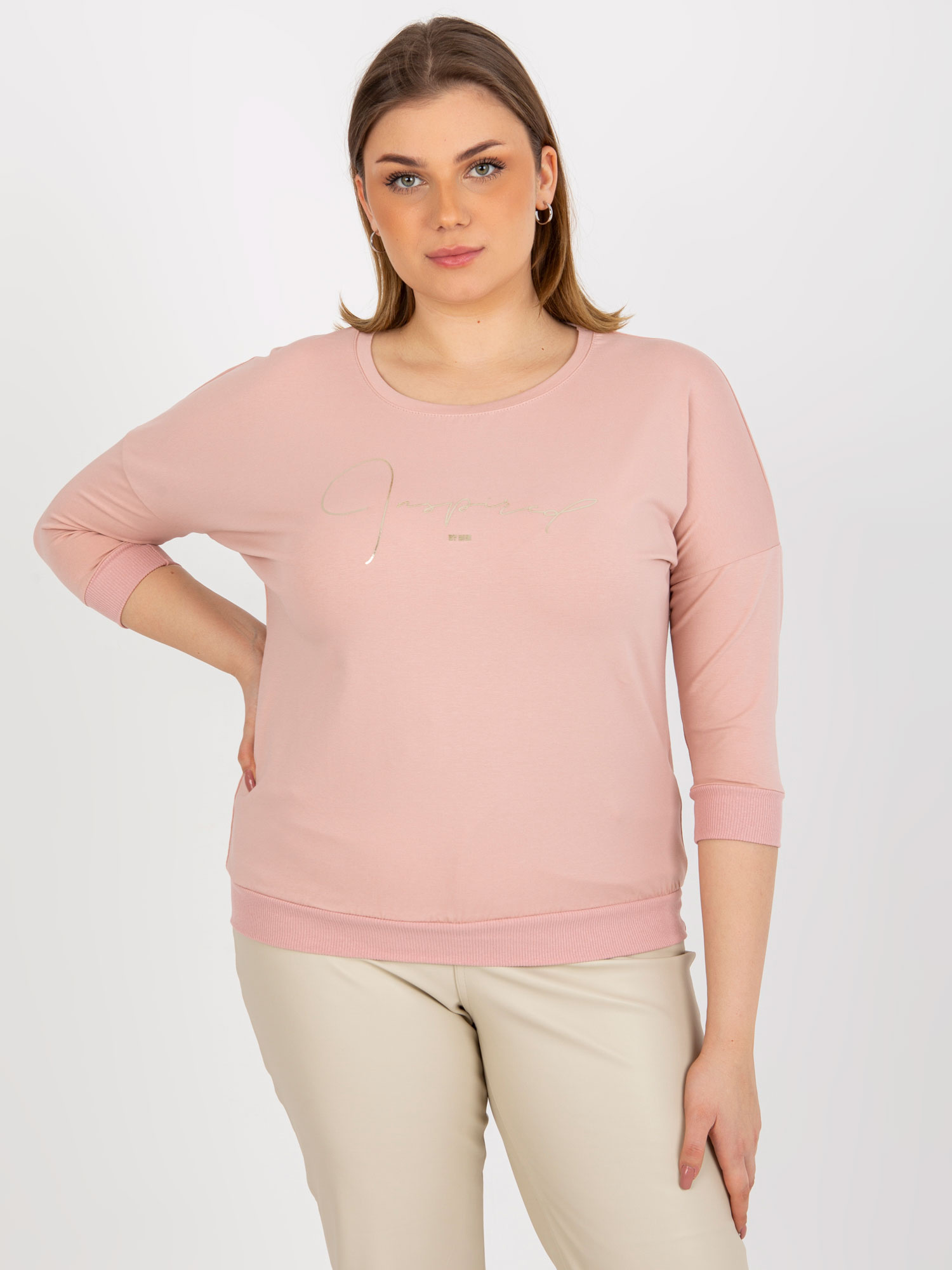 Jasnoróżowa bluzka plus size z nadrukiem i rękawem 3/4