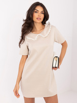 Beżowa mini sukienka z koronką przy dekolcie