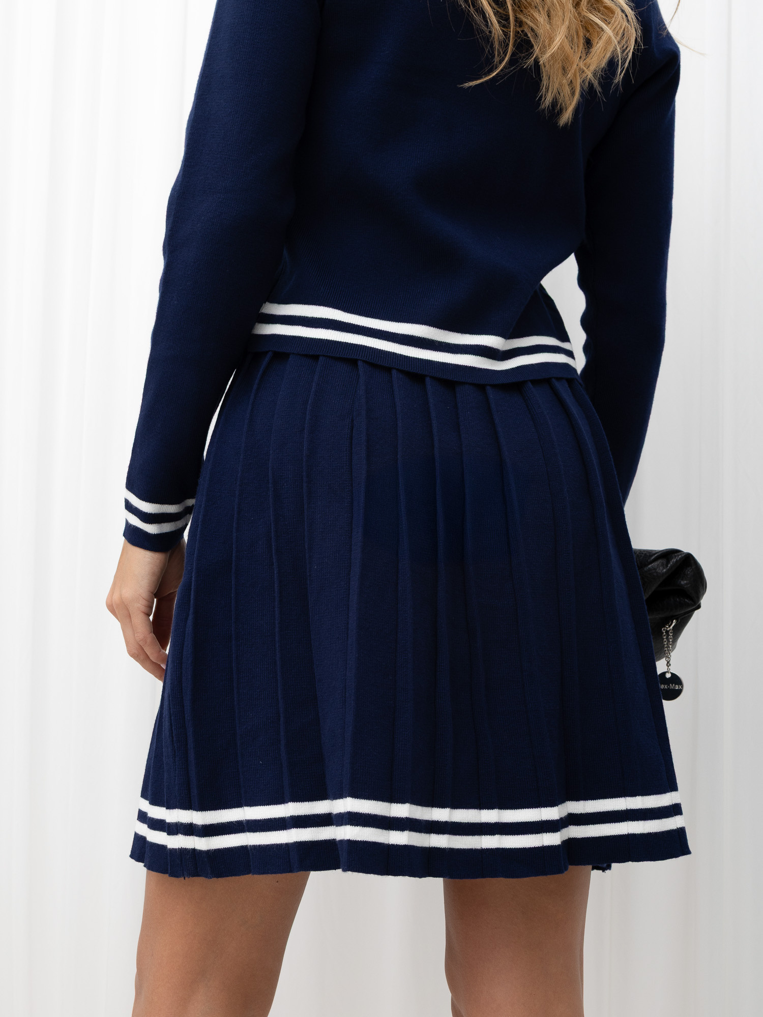 Dunkelblaues Strickset mit Polo-Pullover.