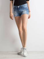 Blaue Jeansshorts mit Perlen.