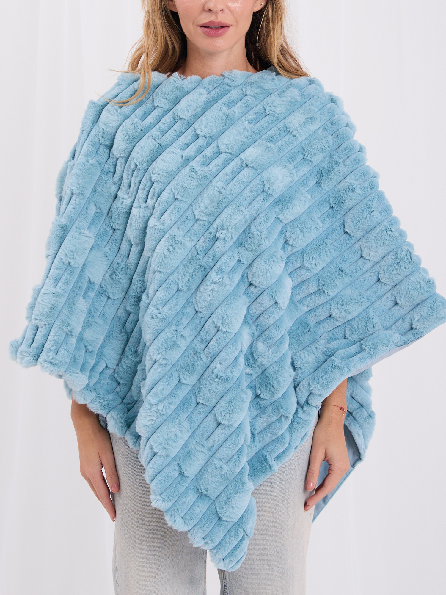 Mint women's fur made of structural fur.