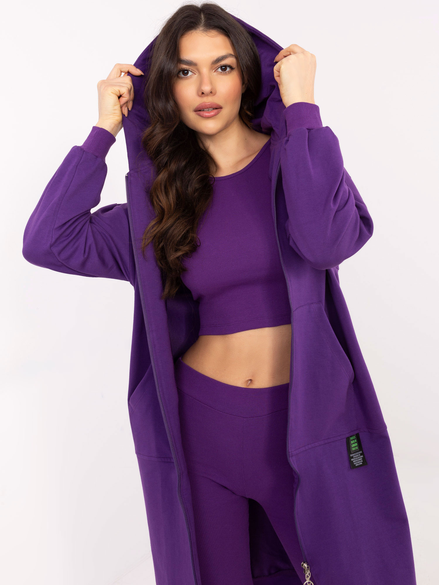 Dunkellila Sweatanzug mit langem Pullover.