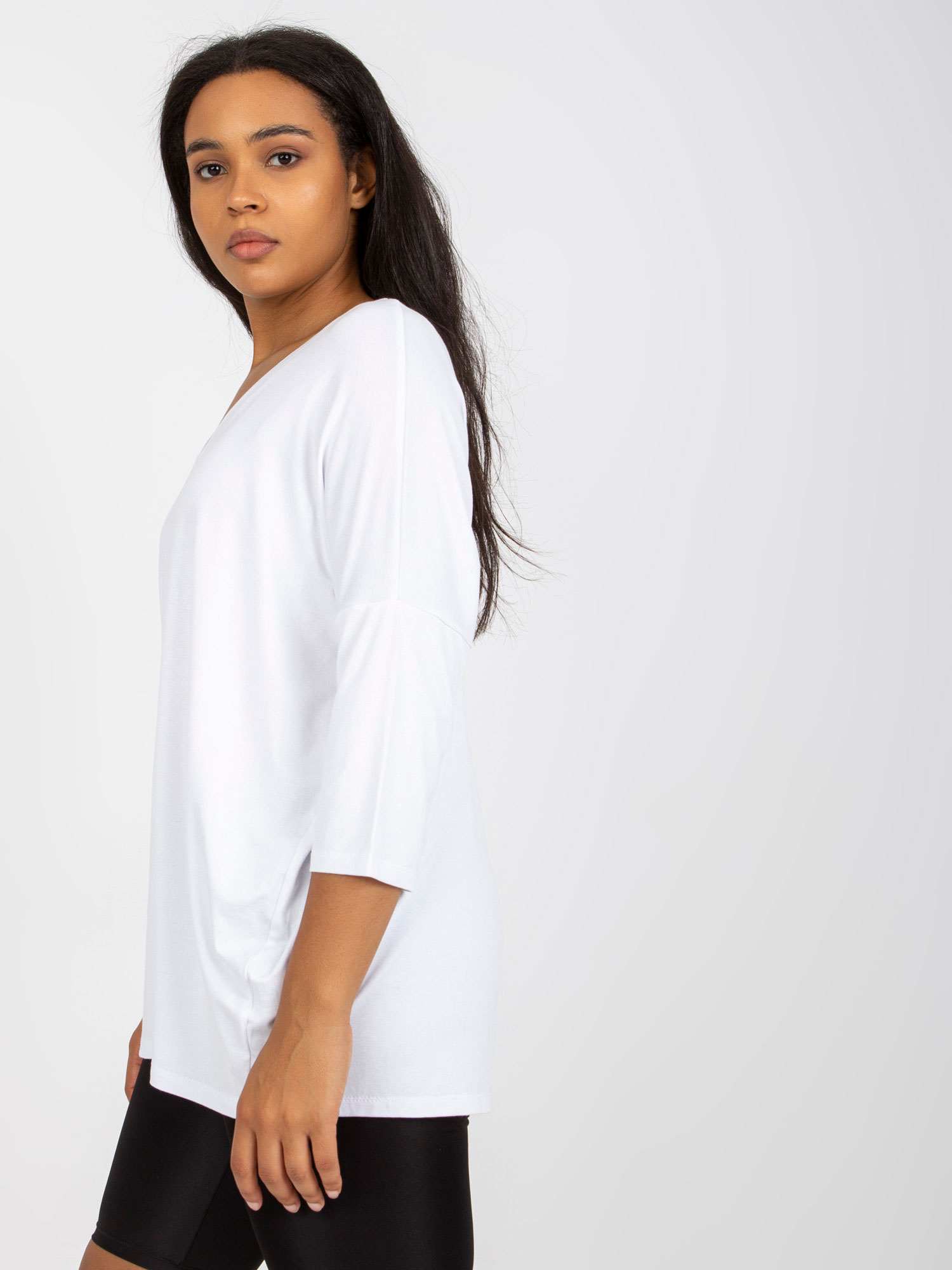 Biała codzienna bluzka plus size z dekoltem w serek