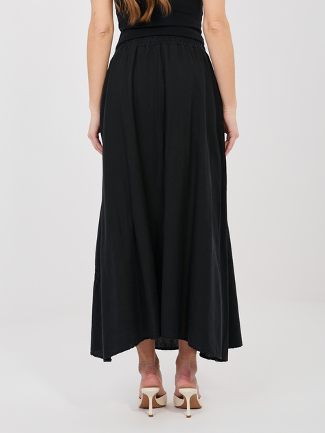 Czarna rozkloszowana spódnica na lato