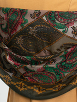 Khaki chusta z folkowym nadrukiem