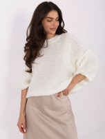 Ecru Boucle-Pullover im Oversize-Schnitt.