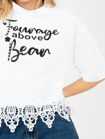 Biała bluzka oversize z koronkowym wykończeniem